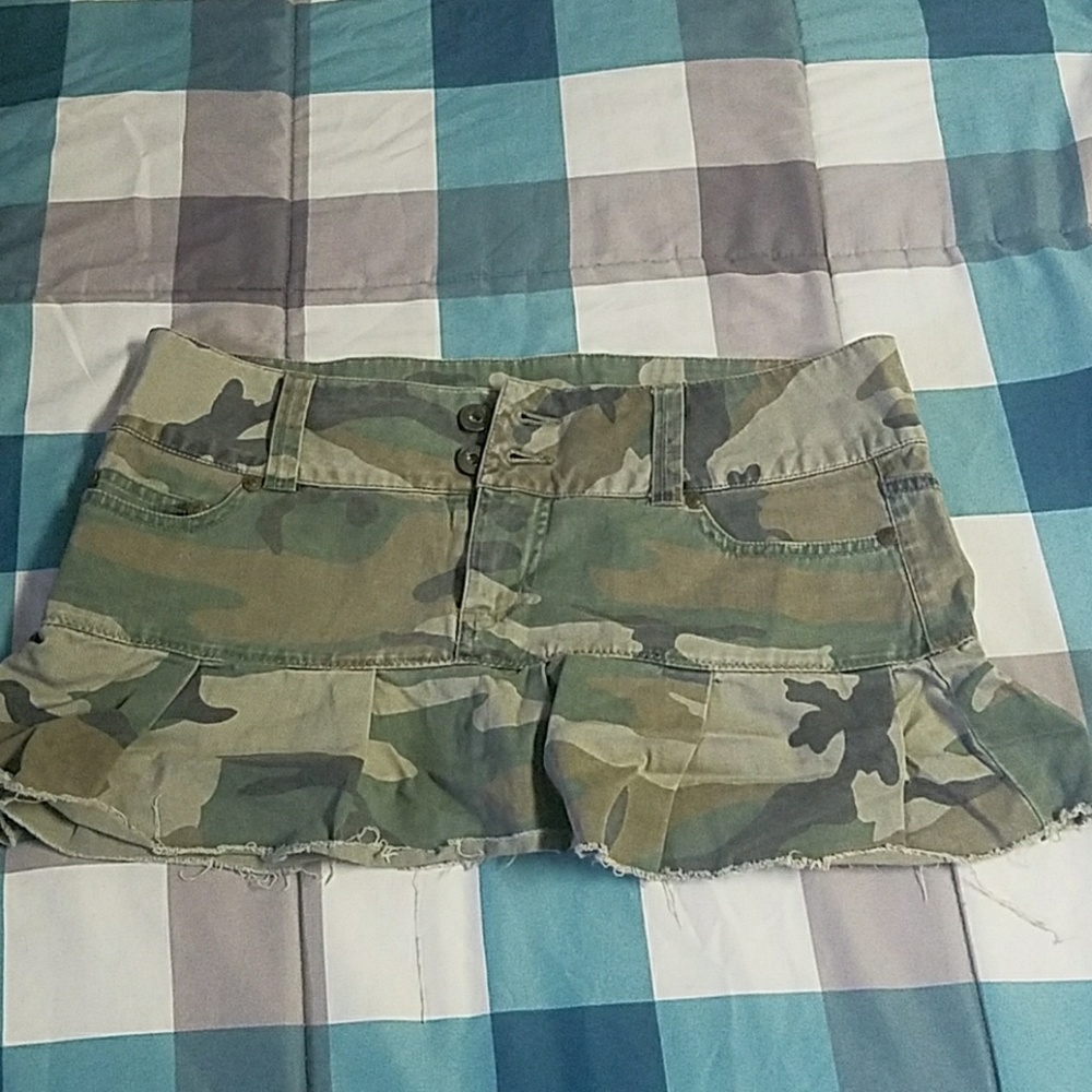Flirty camo mini skirt with pockets - size 3